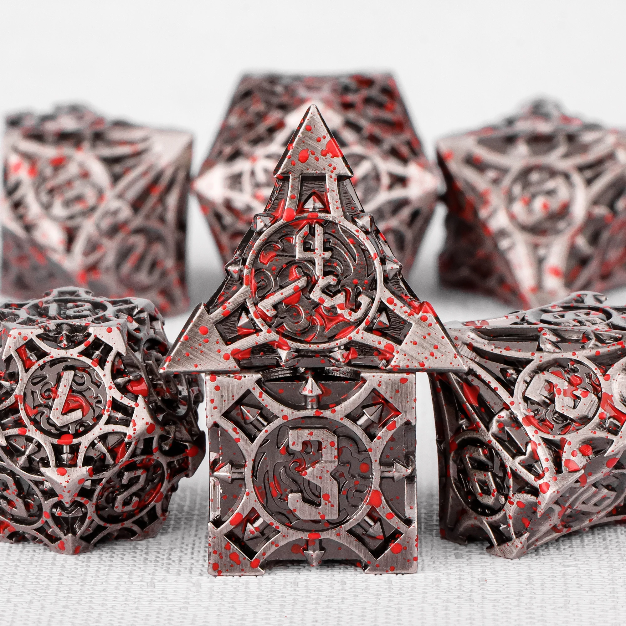 مجموعة نرد معدنية ثقيلة D & D النرد للزنزانات والتنينات D & D مجموعة نرد متعدد السطوح للعب الأدوار لعبة النرد هدية الكريسماس