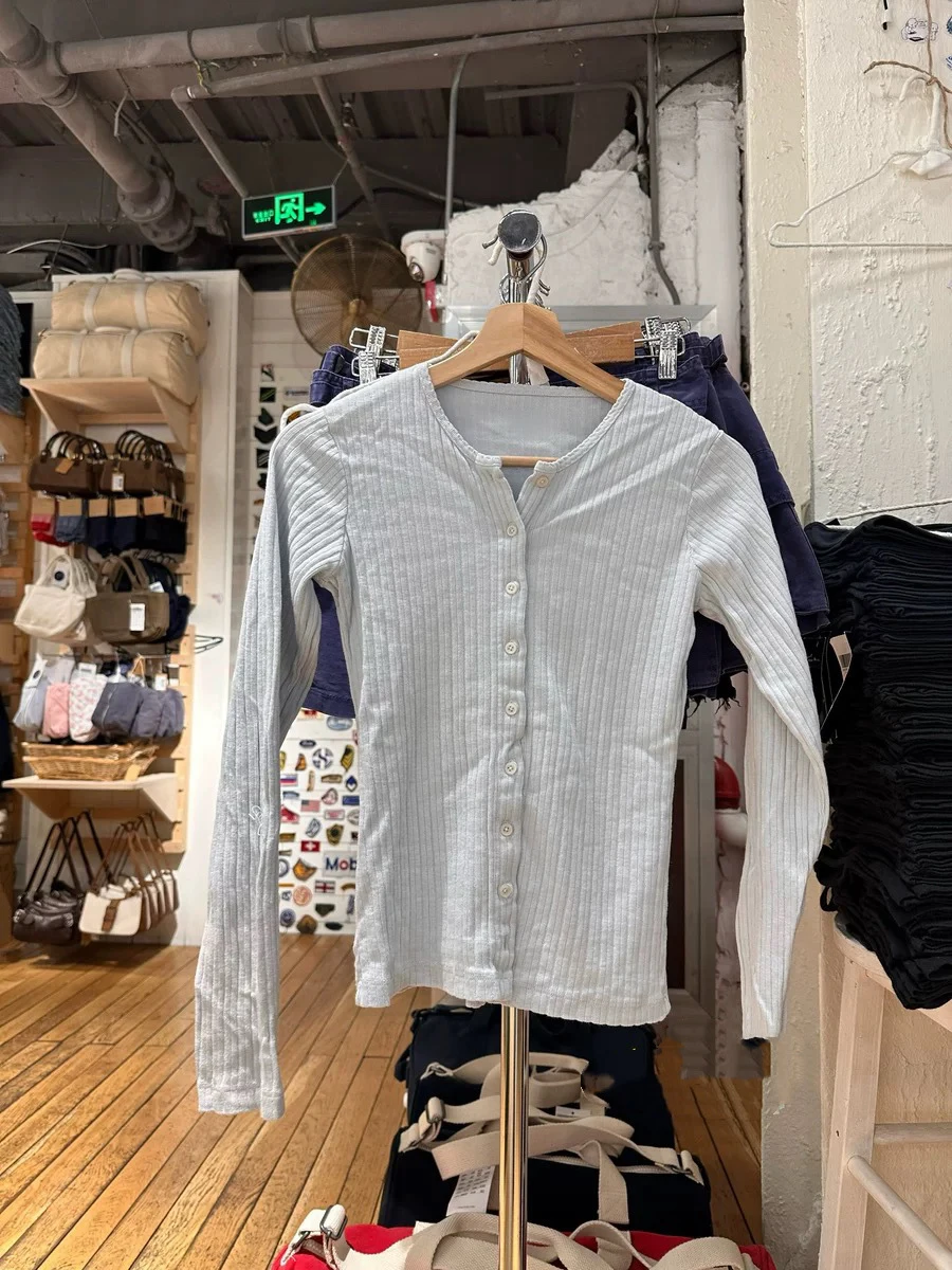 

Голубая футболка-кардиган с люверсами, женская однобортная базовая футболка с кружевной отделкой и овальным вырезом, милый простой повседневный топ с длинными рукавами