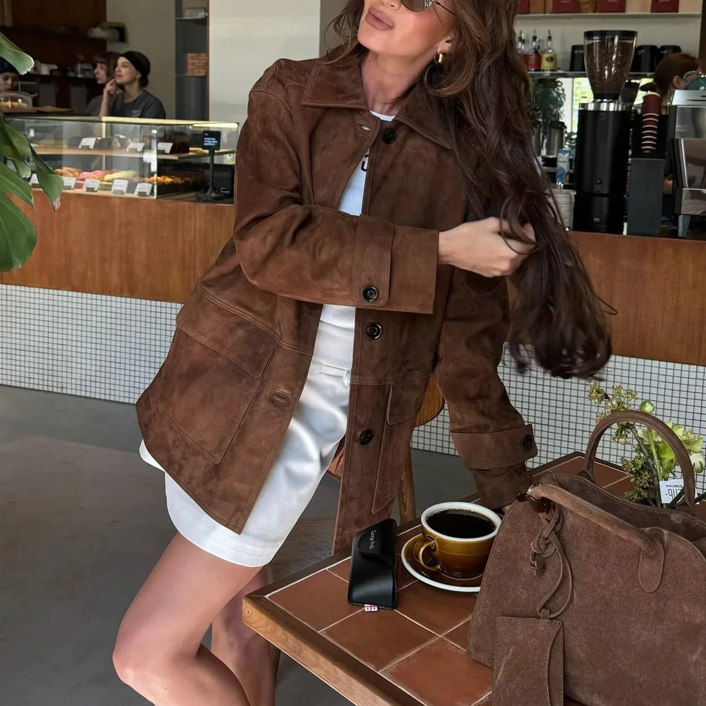 レトロスタイルの女性のスエードジャケットショートコート長袖ターンダウンカラーボタン留めアウター新しい秋のコレクション