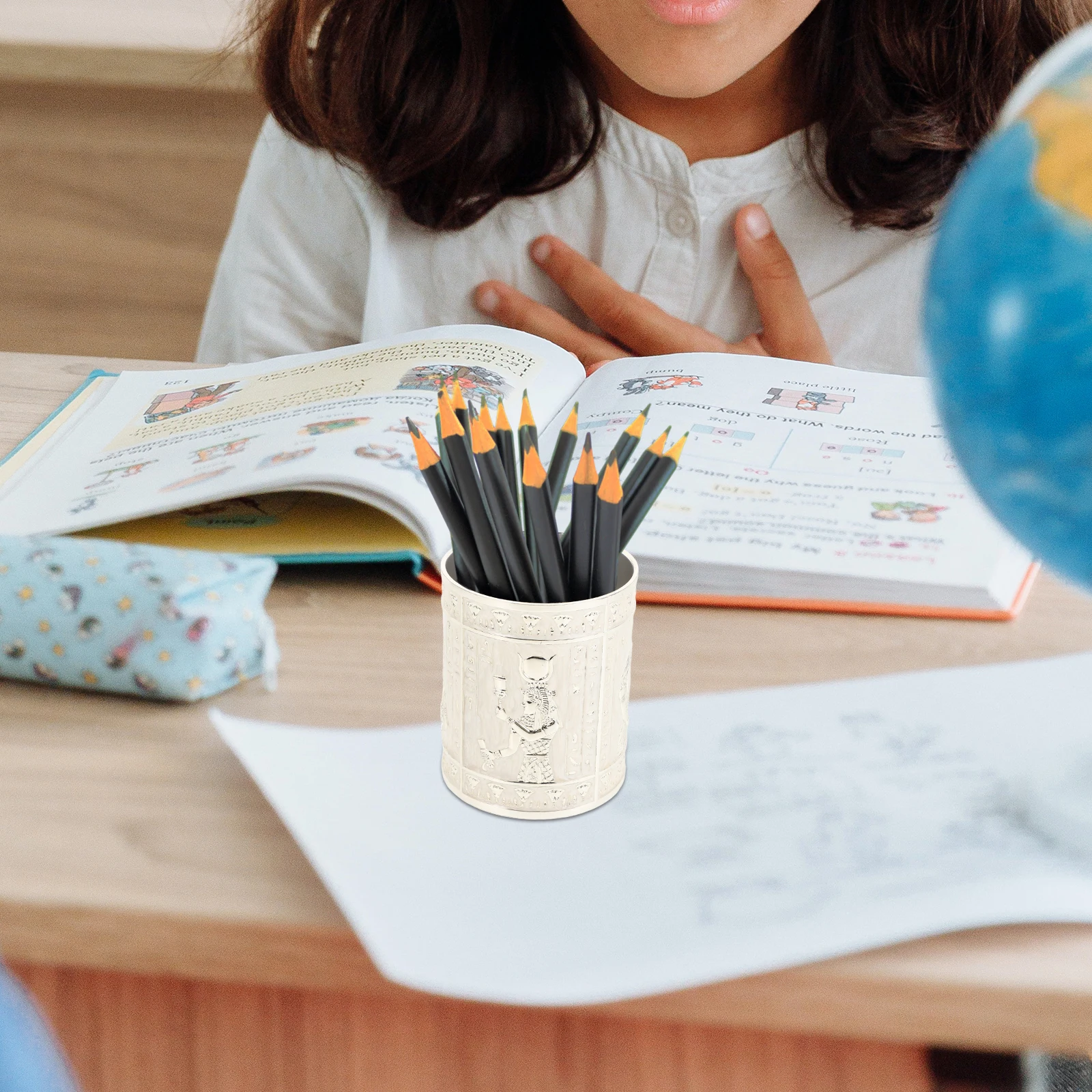 

1Pcs Vintage Pen Organizer Creative Retro Pattern Long-Lasting Decoration Metal Pen Bucket for Desk Study Room Bedroom