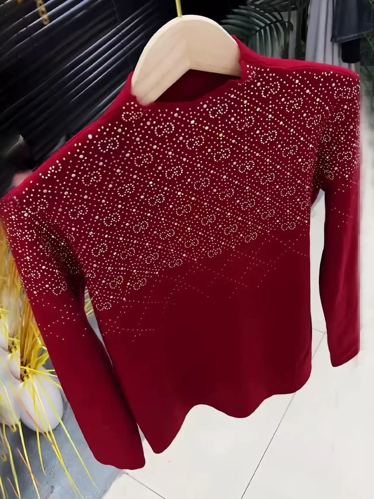 Luksusowy sweter damski z długim rękawem, zdobiony diamentami, czerwony, jesienno-zimowy, dzianinowy, pulower, top, sweter bazowy.