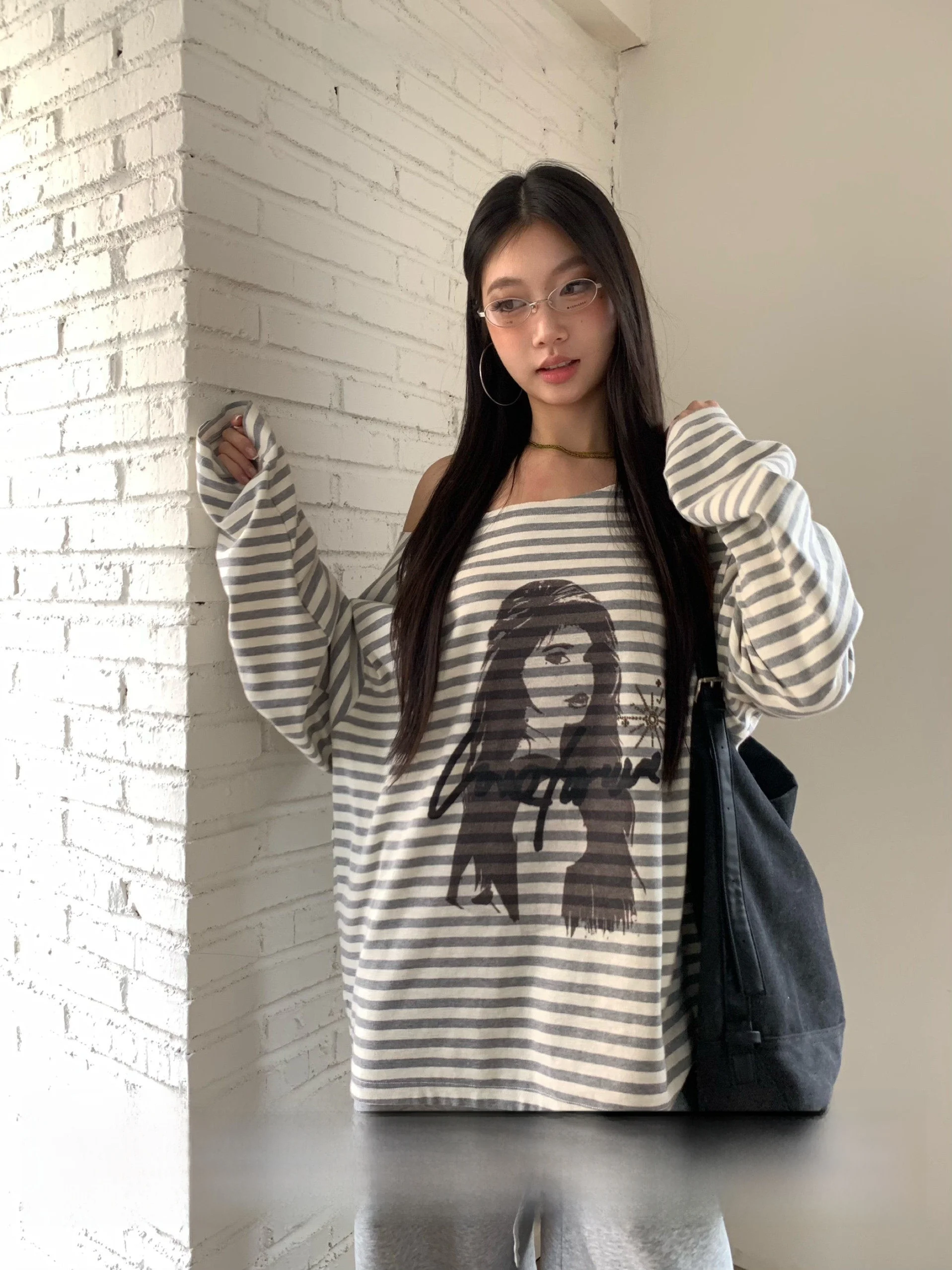 

Fortunee Early Spring 2026 Women's Loose Long Sve T-irt with Printed Character Design And Rhinestone Detail