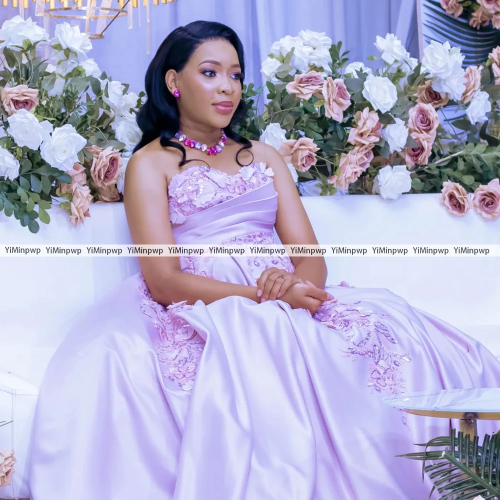 Różowe satynowe sukienki na studniówkę w kształcie litery A 2025 dla czarnoskórych dziewcząt, aplikacje, gorset, bez ramiączek, kwiaty, suknia wieczorowa na przyjęcie urodzinowe, szyta na miarę.