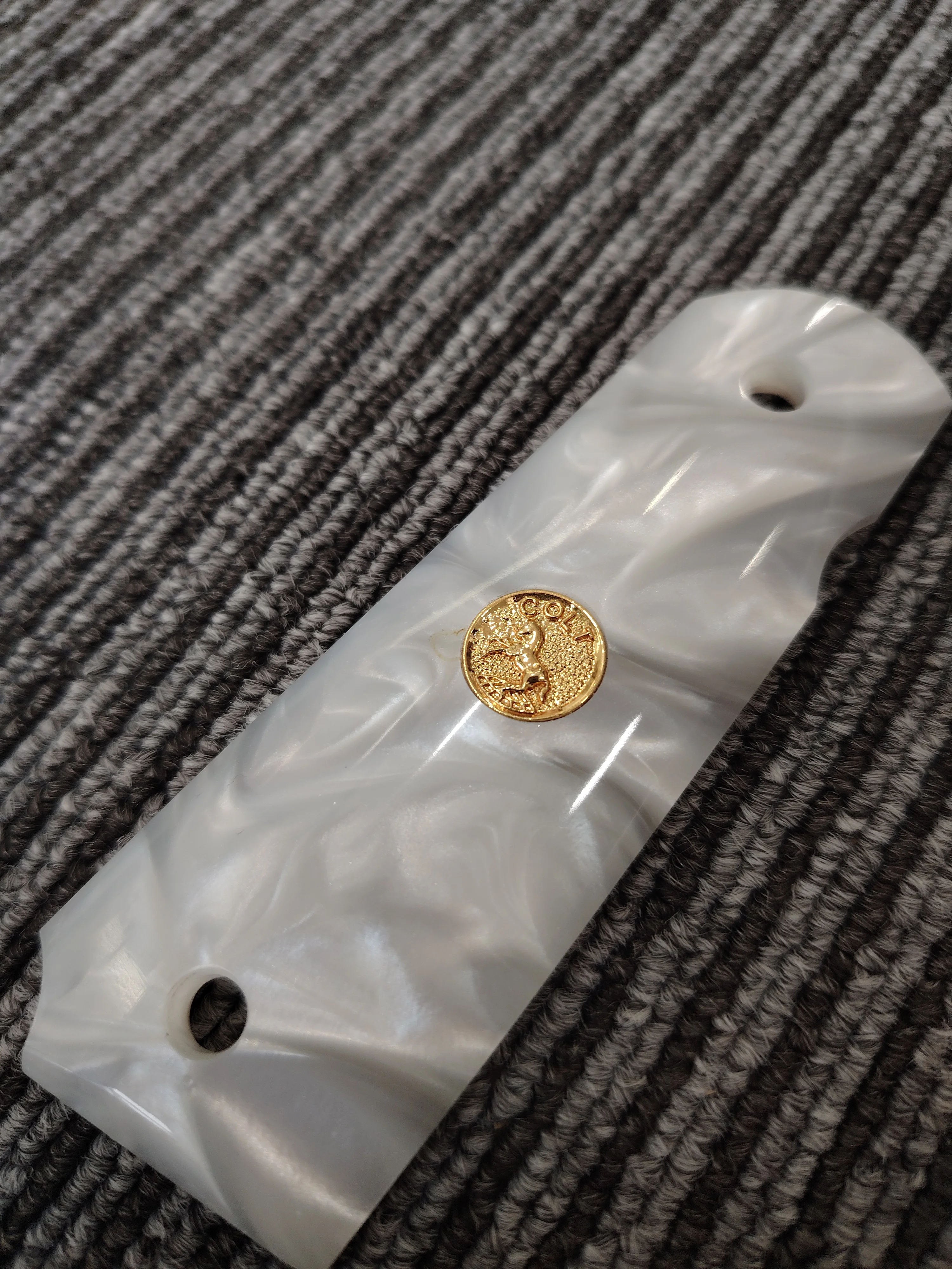 1911 Grips Full Size, White Pearl Gold Colt Medallion, geschikt voor Colt, Kimber, Springfield, Remington, Rock Island, Government Commander