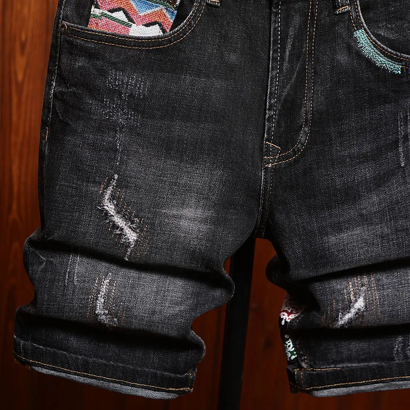 High end ripped patch denim shorts for men, 2025 summer embroidered printed straight leg slim fit gray black five quarter pants