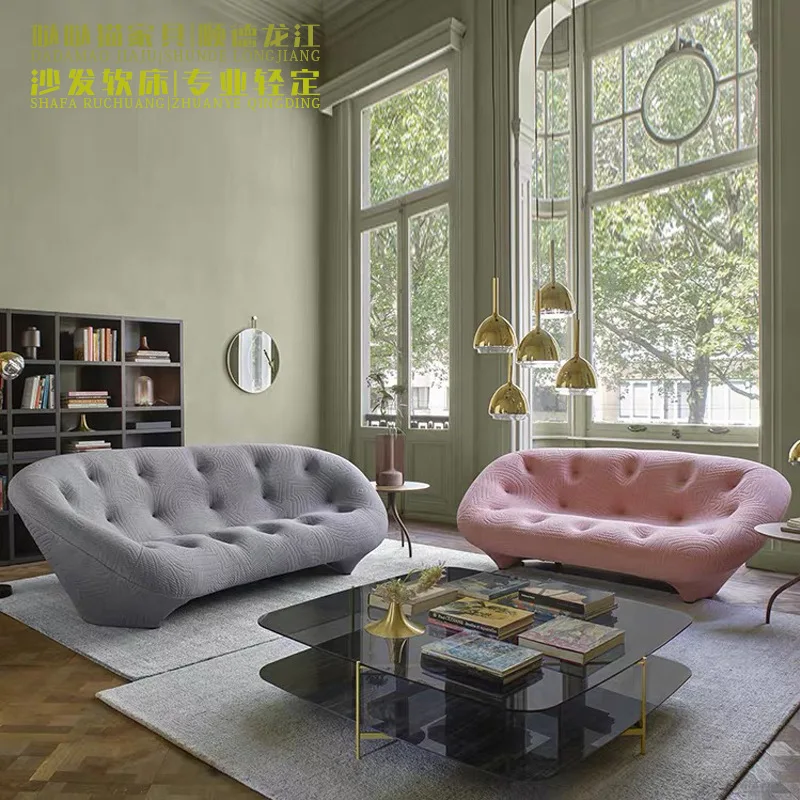 

Дизайнерский изогнутый диван-ракушка для гостиной, для небольшой квартиры, в стиле инфлюенсеров, с хлопковой обивкой и кремовой тканью.