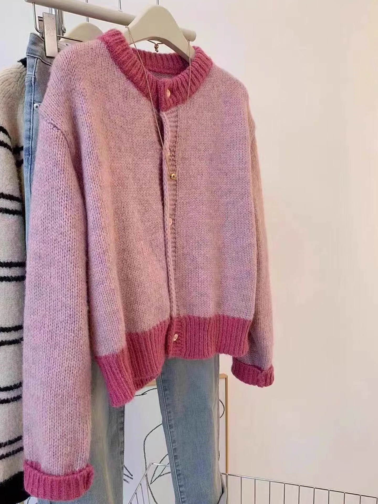 

Модная утепленная женская трикотажная кофта на осень 2025 года, новая базовая модель в корейском стиле, свободный крой, длинный рукав, теплая, эластичная.