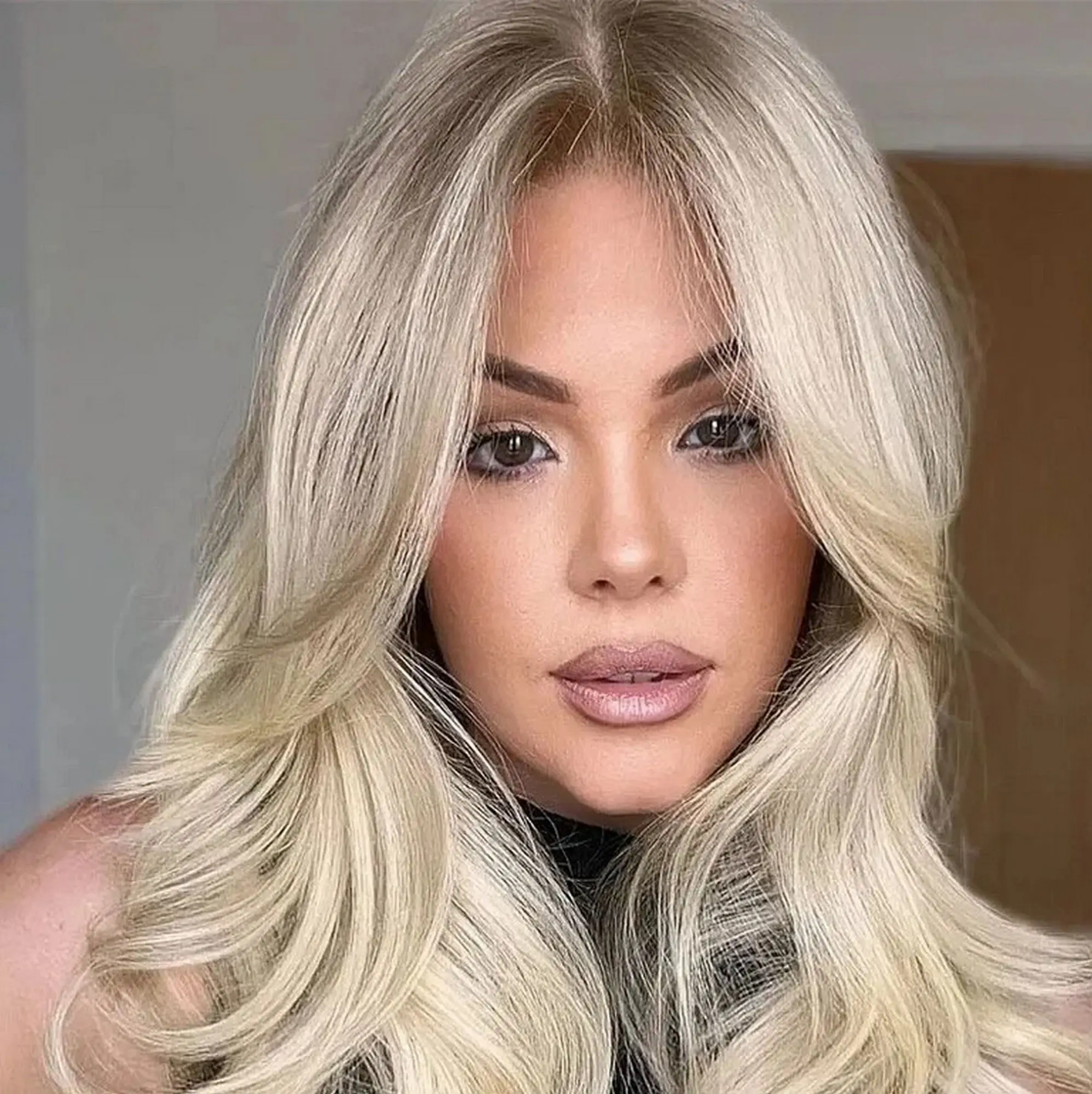 Perruque Futura Body Wave longue et tendance, cheveux synthétiques à reflets blond platine ombré cendré, perruque Lace Front transparente pour femmes