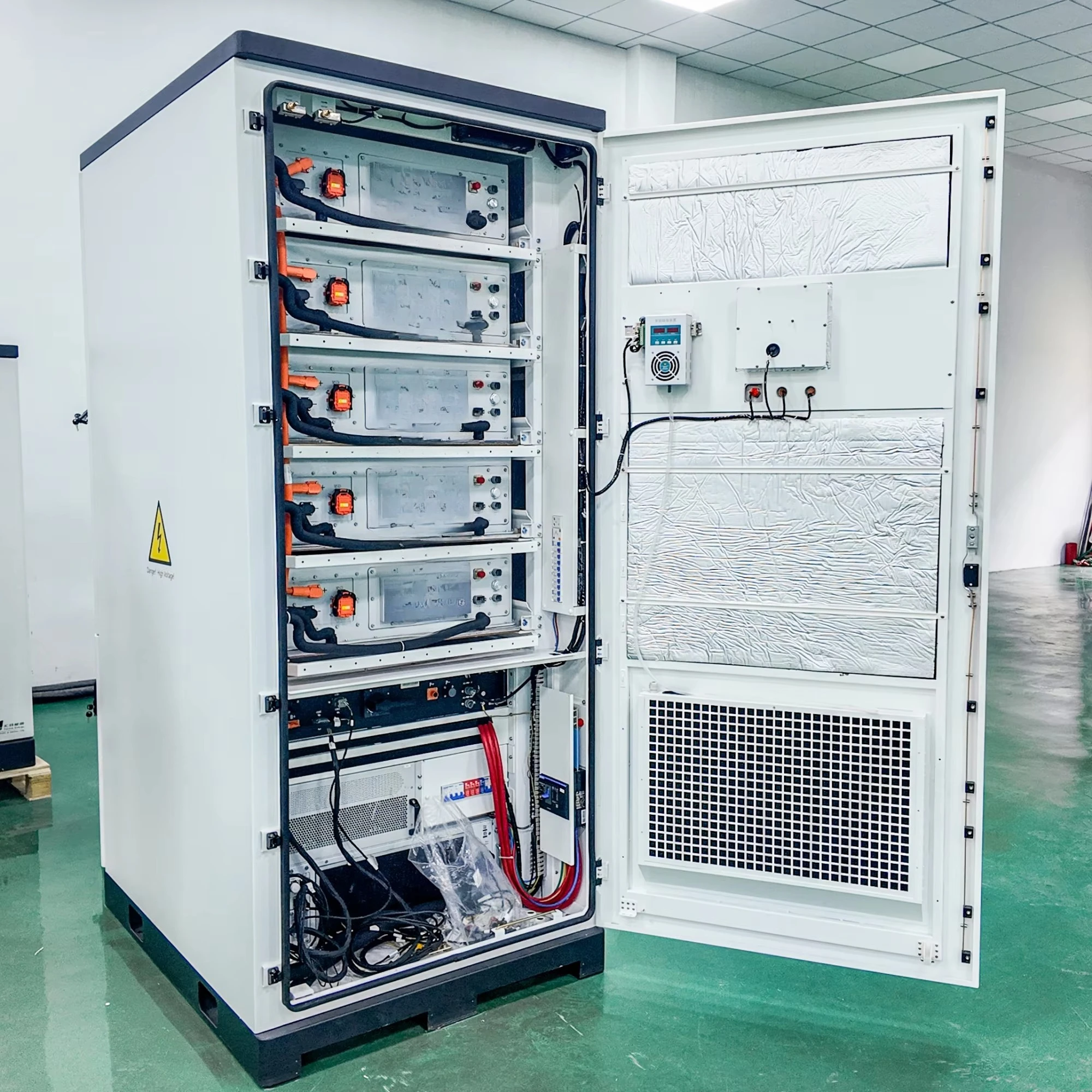 200KWH LiFePO4 خزانة نظام تخزين بطاريات ليثيوم أيون 50 100 قطعة عاكس هجين الكل في واحد تبريد نشط للشبكة