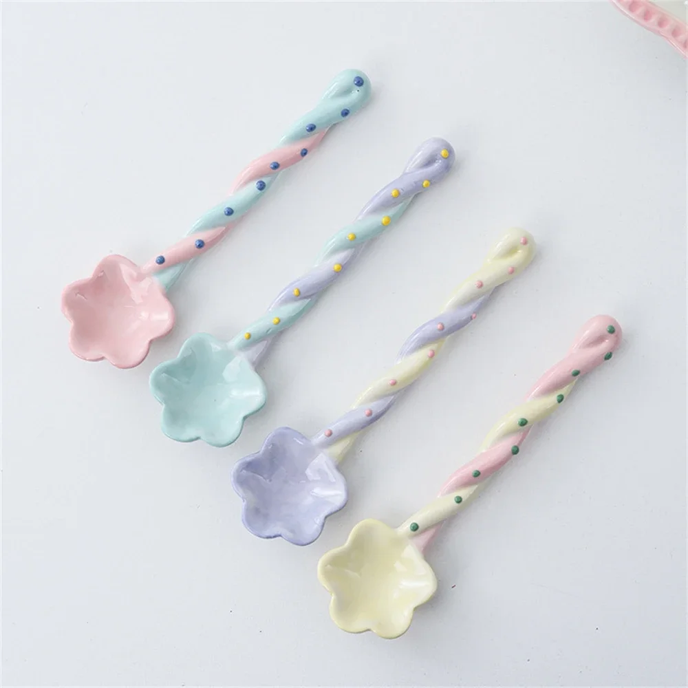 Cuchara de cerámica con mango largo, cuchara de postre pintada a mano para helado coreano Kawaii con mango largo, accesorios de vajilla de cocina