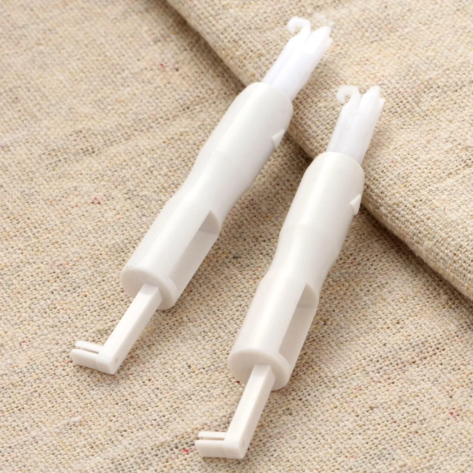 1Pc Plastic Sewing Needle Threader Domestic Sewing Machine Overlocker Locked Stitcher Flat Seaming Machine Needle Insertion Tool