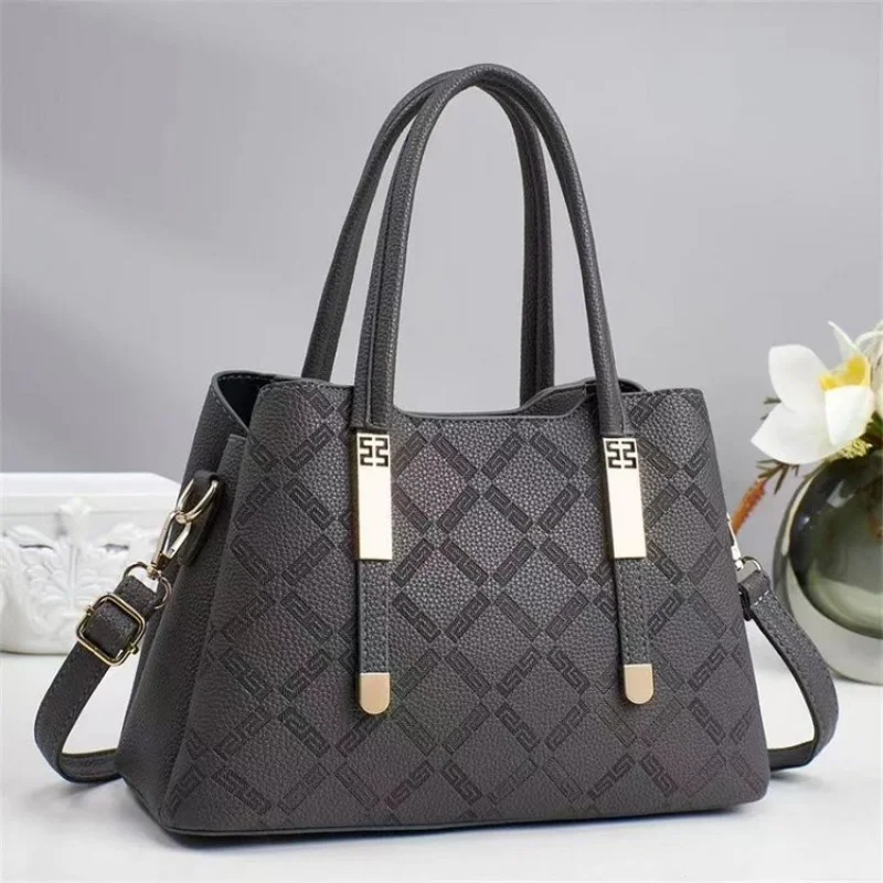 

Элегантный женский вечерний клатч со сверкающими украшениями и съемным ремешком на запястье