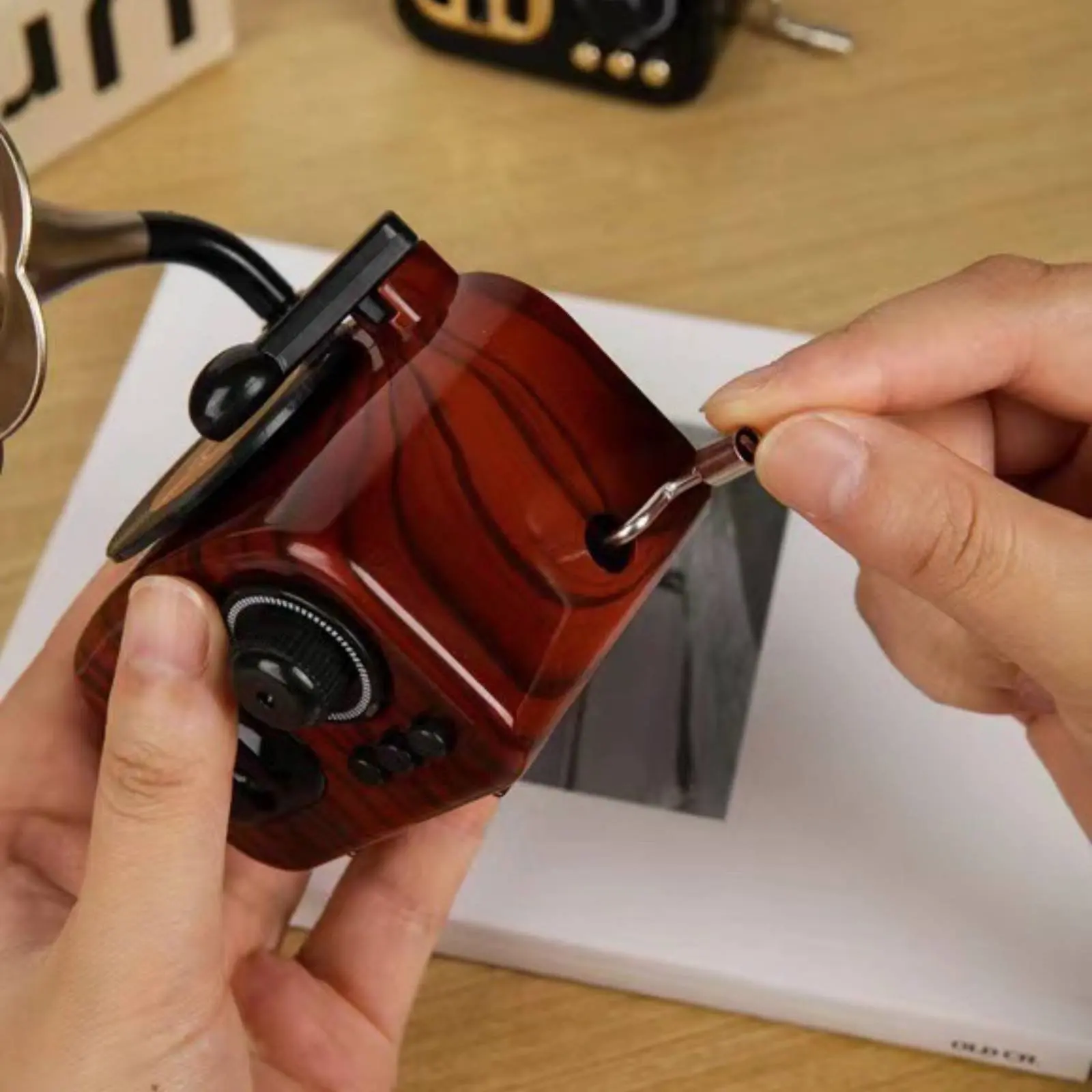 Vintage Gramophone Music Box Clockwork Mechanism Retro Phonograph Music Box Miniature Phonograph Decoration Long-Lasting Plastic