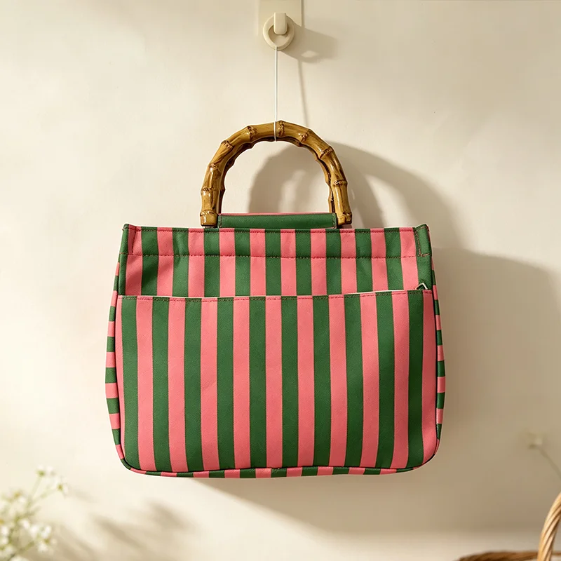Einfache Damen-Tragetasche mit vertikalen Streifen in Pink und Grün, frische Handtasche mit gestreifter Textur in Farbblock-Optik – Detail 6