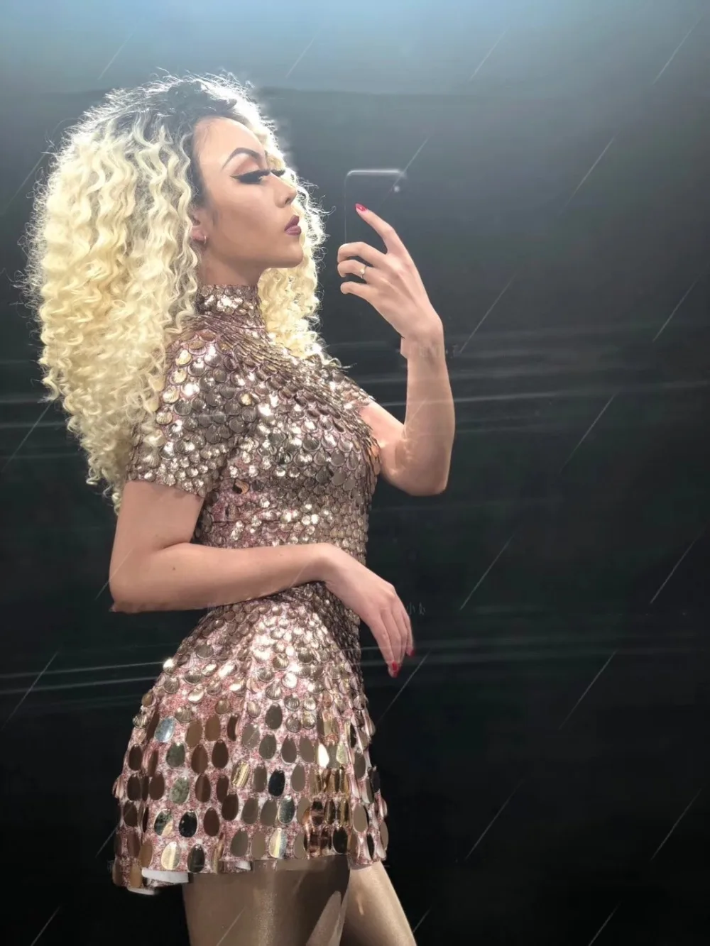 ชุดมินิเดรสปักเลื่อมวิบวับสวยงาม ชุดบอดี้สูทประดับคริสตัลสำหรับงานเฉลิมฉลอง ชุดเดรสสีเงินสำหรับงานวันเกิด ชุดเลโอตาร์ดเซ็กซี่สำหรับออกงานกลางคืน