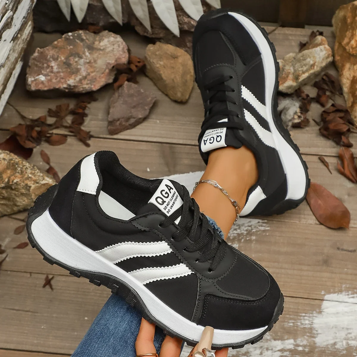 

2025 New Women Sneakers Retro Casual Flat Bottom Sneakers Women Round Toe Sports Shoes Women Autumn Fashionable Designer Shoes