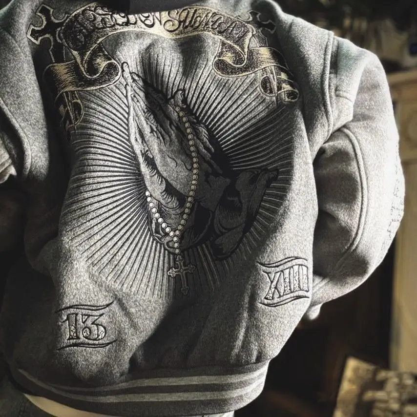 Kurtka baseballowa w stylu amerykańskim, haftowana, o dużej gramaturze, luźna, retro, zapinana na zamek.