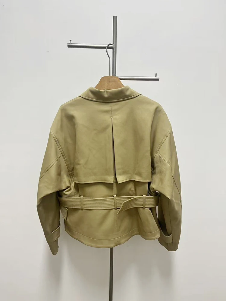 Vintage-style cropped utility trench coat in khaki; a belted, slim-fit women's jacket for Autumn/Winter 2026.