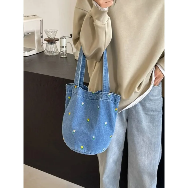 

Tangku Large Capaci Canvas Water Bucket Bag Embroidered Denim Shoulder Bag Casual Sle Commuter Versatile Single Strap Bag