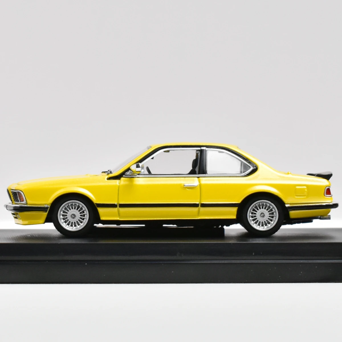 Street Weapon SW 1:64 E24 635 CSI Diecast Model Car