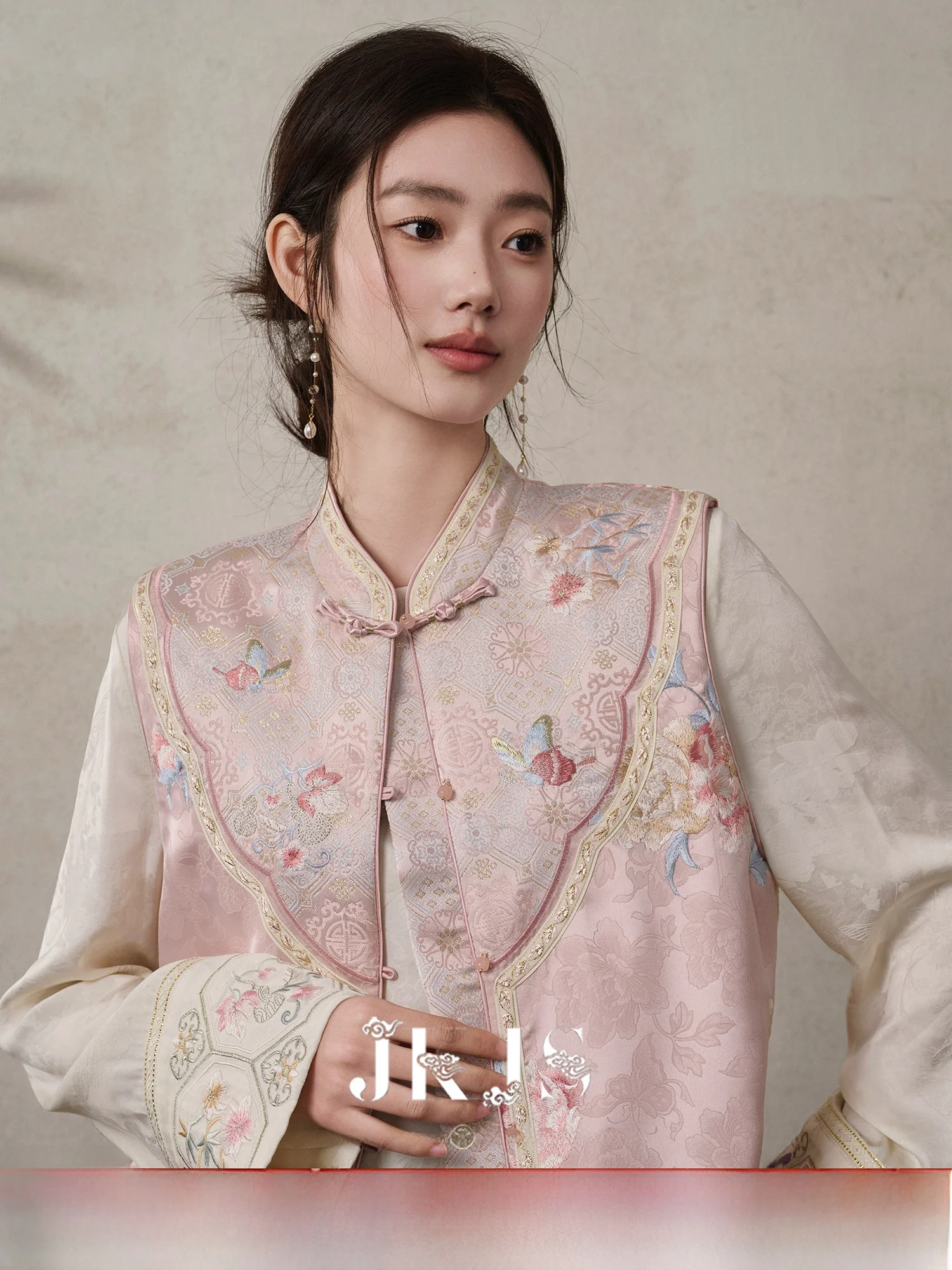 

Elegant Chinese Style Women's Jacket with Button Collar Traditional National Fashion Top Unique Exquisite Female Outerwear