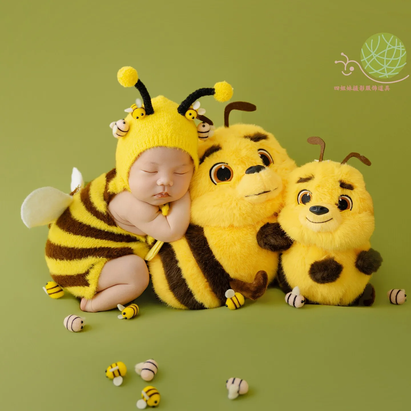 Newborn Photography Props Cute Bee Theme Set Handmade Knitted Outfit with Furry Big Posing Bees Decor Accessories for Photoshoot