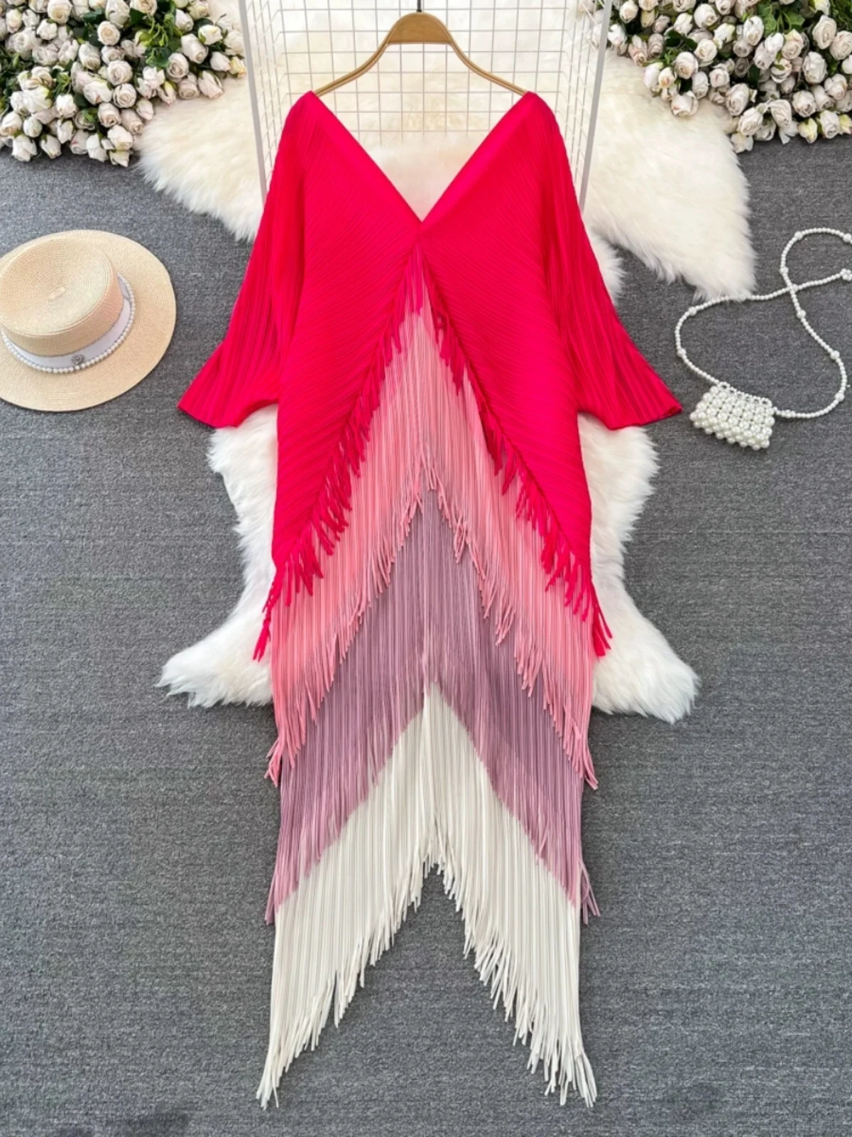 فستان أنيق بأكمام طويلة ورقبة على شكل حرف V وظهر مفتوح مع شراشيب متدرجة اللون وتصميم غير متماثل على الطراز الكوري، بحافة مطوي...