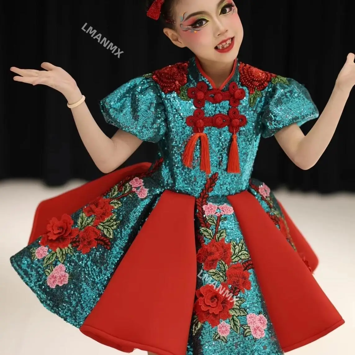 

New Year's Day Chinese style red green spliced performance costume, children's fluffy skirt