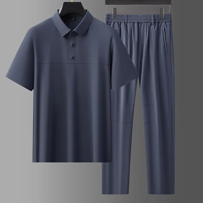 

Летний мужской повседневный спортивный костюм 2026 для мужчин среднего и старшего возраста: высокоэластичная футболка-поло из охлаждающего ледяного шелка и длинные брюки, комплект из 2 предметов