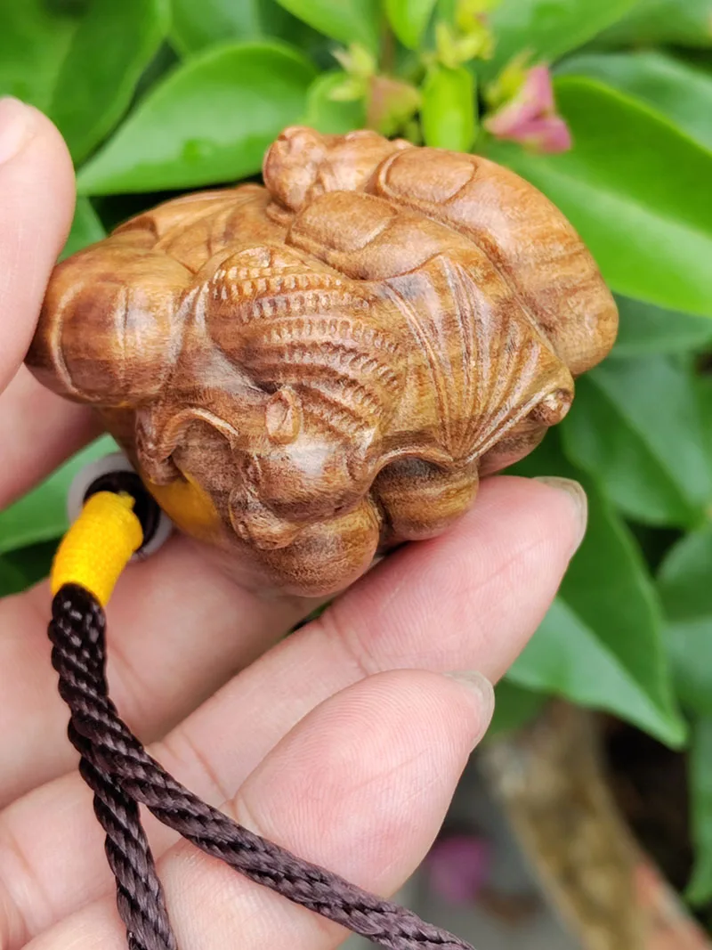 ZQ020 - 5.8 x 5 x 4 CM Hand Carved Green Sandalwood Netsuke: Bat in Hand