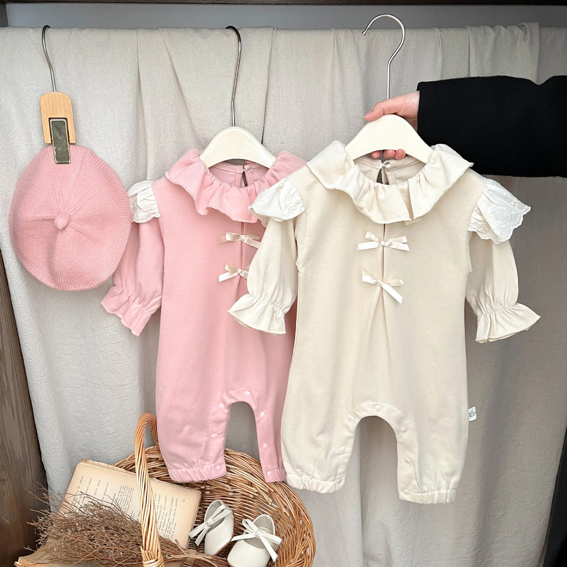 

Весенние комбинезоны для девочек 2026 года, боди для новорожденных девочек, ромперы для девочек с рюшами на воротнике, детские комбинезоны для малышей, слипы-комбинезоны для младенцев