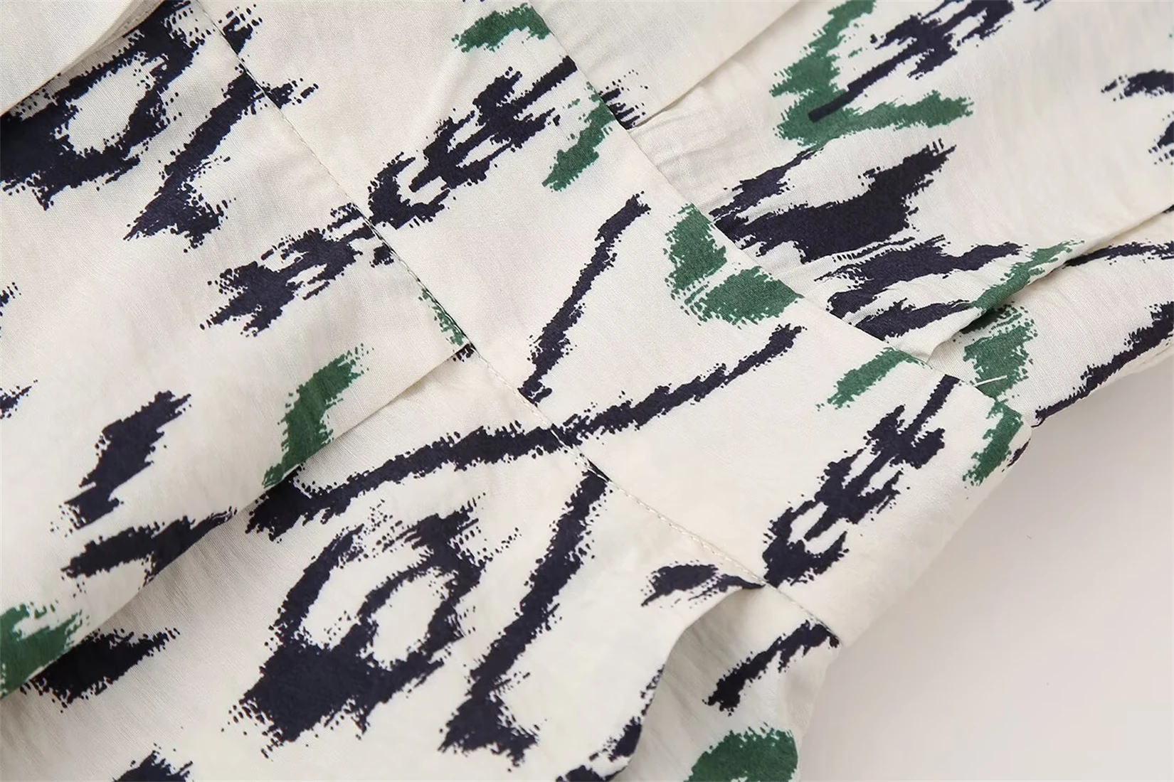 فستان نسائي قصير مطبوع عصري 2025 طية صدر السترة تصميم جميل وأنيق وصول جديد