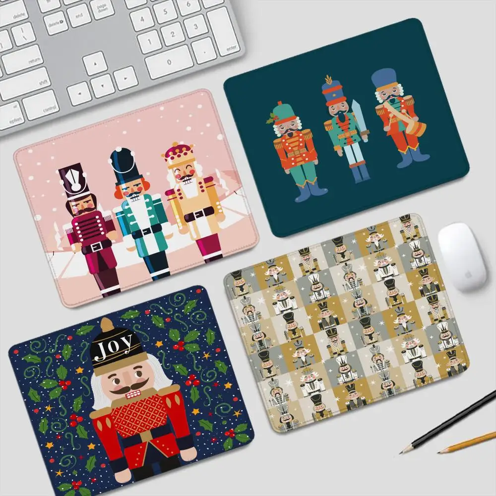 

Щелкунчик солдат коврик для мыши маленькие игровые аксессуары клавиатура компьютерный офисный настольный коврик ПК геймер нескользящий резиновый коврик для мыши