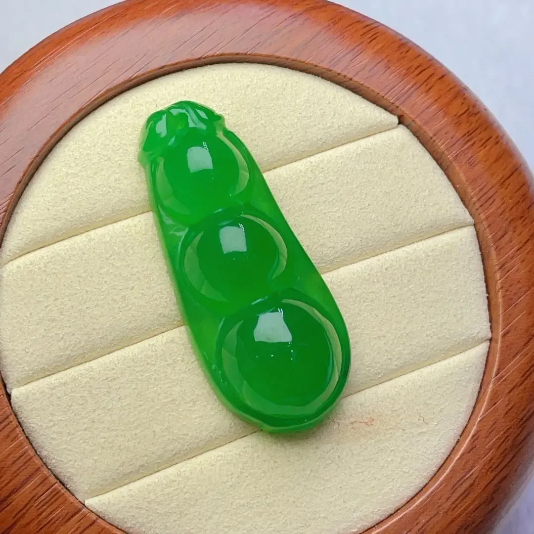 

Jade new genuine high-ice emperor green string bean jade pendant for my wife and friends' birthday gifts
