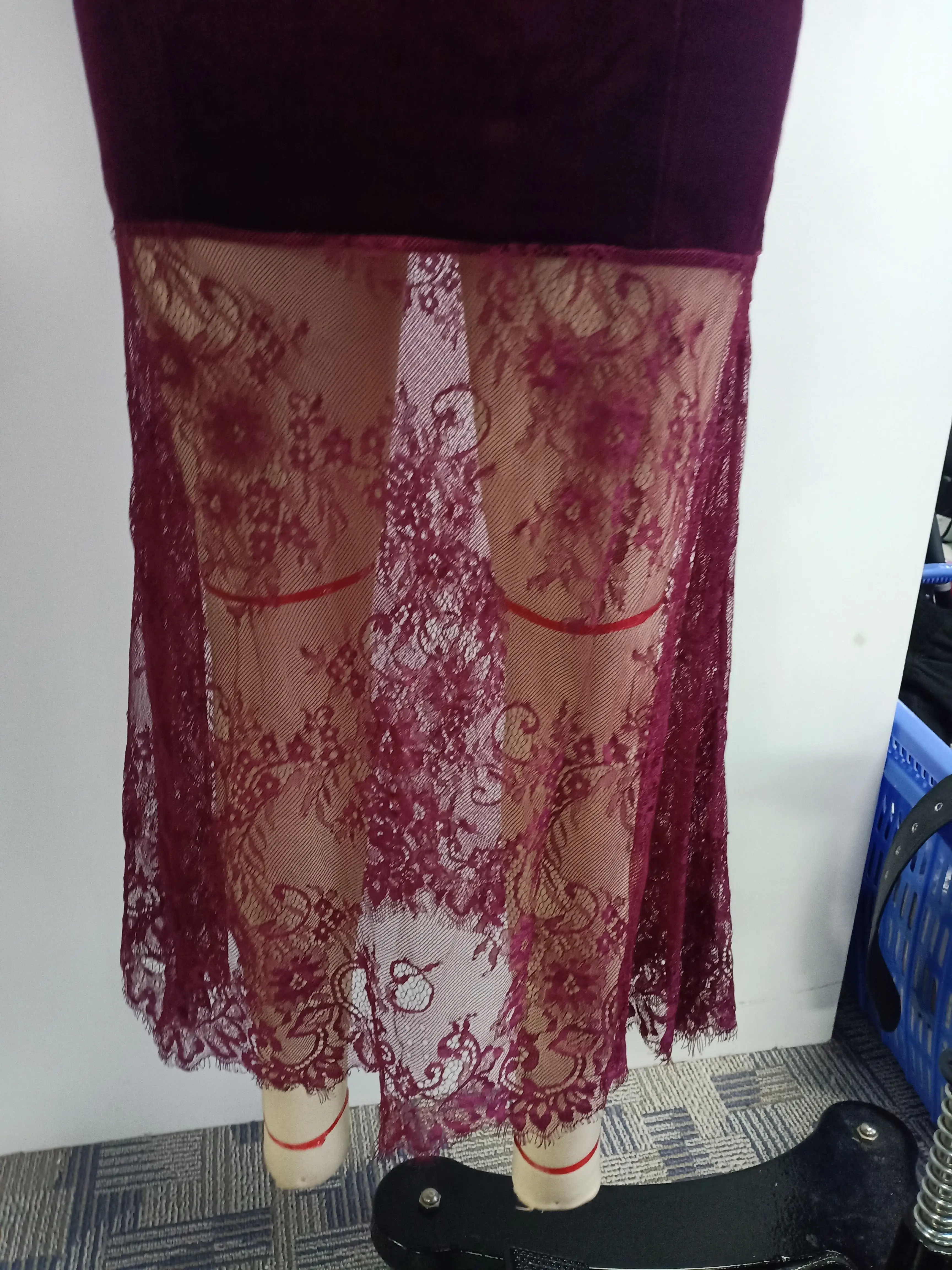 Einfarbiges burgunderrotes Samtkleid, ärmellos, Midi-Länge, hoher Kragen, Neckholder, figurbetont, Spitzen-Meerjungfrauen-Saum, Abendkleid für Cocktailpartys. – Detail 12