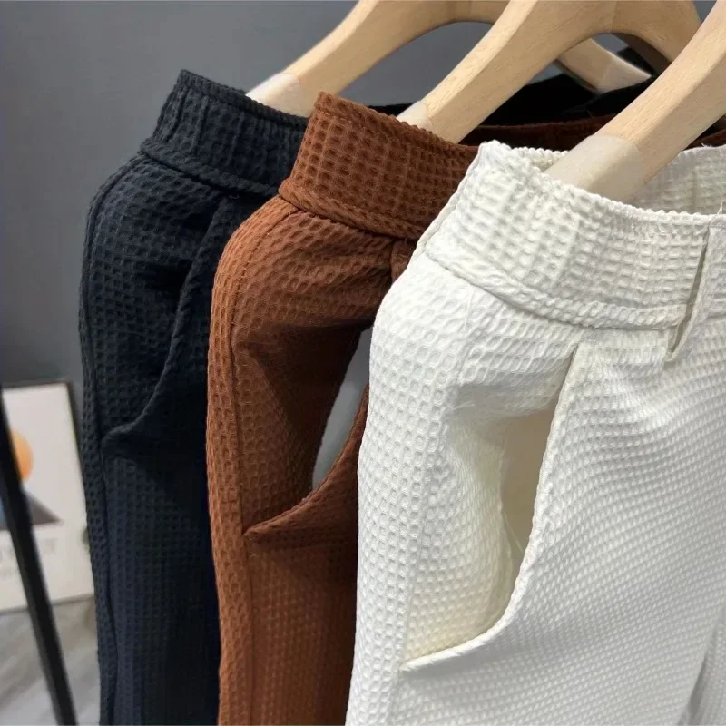 2025 Tendenza per il tempo libero Edizione coreana Estate Tinta unita Tasca con cerniera Vita alta da uomo Elastico Slim Fit Dritto Nove pantaloni divisi