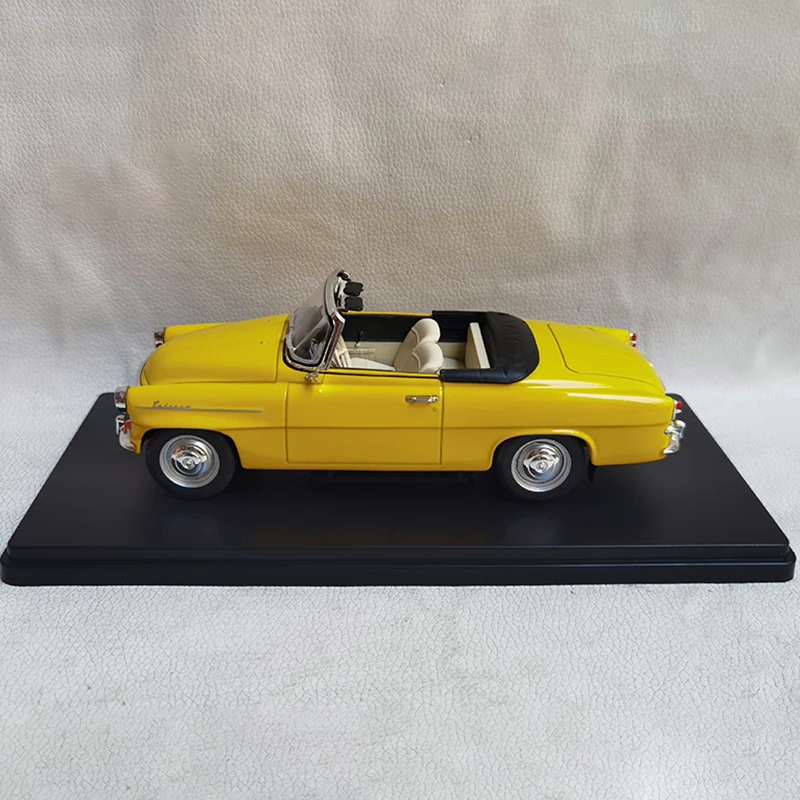 IXO 1:24 Scale SKODA Felicia Car Alloy Simulation Car Model Diecast Toy Collectible Ornaments