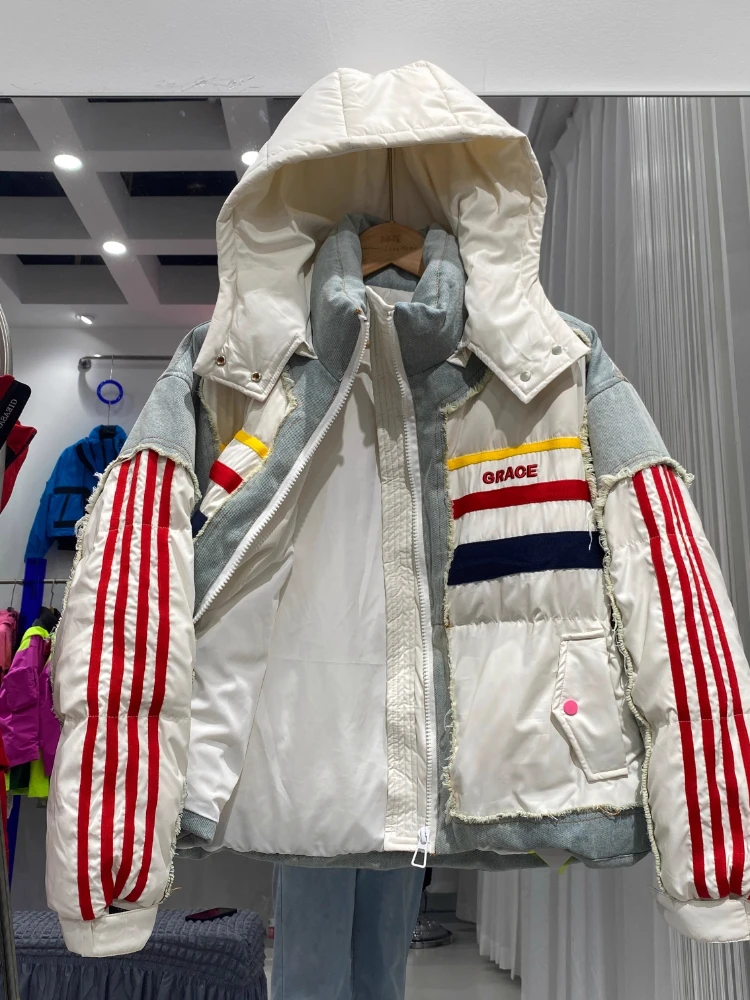 2025 Nuovo Piumino Denim Cuciture Berretto rimovibile Contrasto Parker Corto allentato da donna Addensare Piumino d'anatra bianca Top alla moda