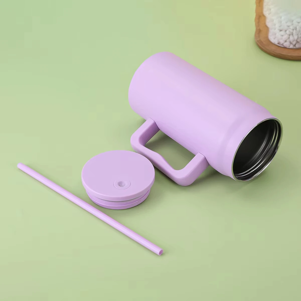 كوب سيارة محمول بسعة كبيرة قابل للتخصيص 50 أونصة من الفولاذ المقاوم للصدأ معزول زجاجة مياه مع شفاطة للمشروبات الساخنة والباردة