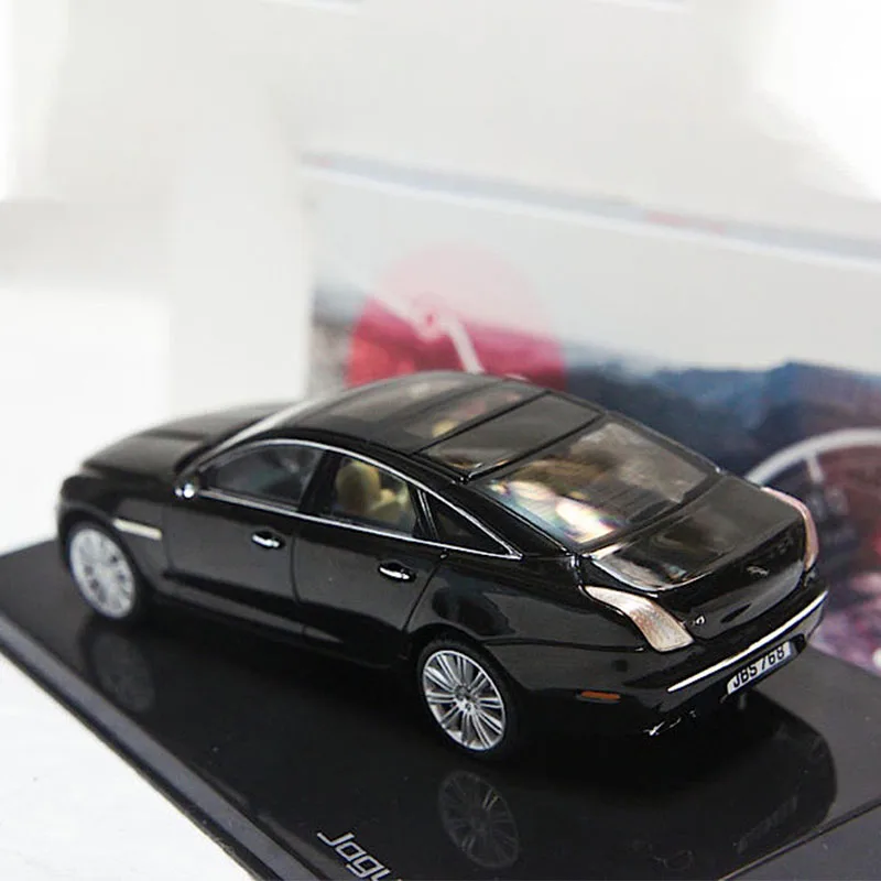 Diecast 1:43 Scale Jaguar XJ X351 2009 Symulacja aluminiowego modelu samochodu Statyczny wyświetlacz Zabawka kolekcjonerska Prezent Pamiątkowa dekoracja