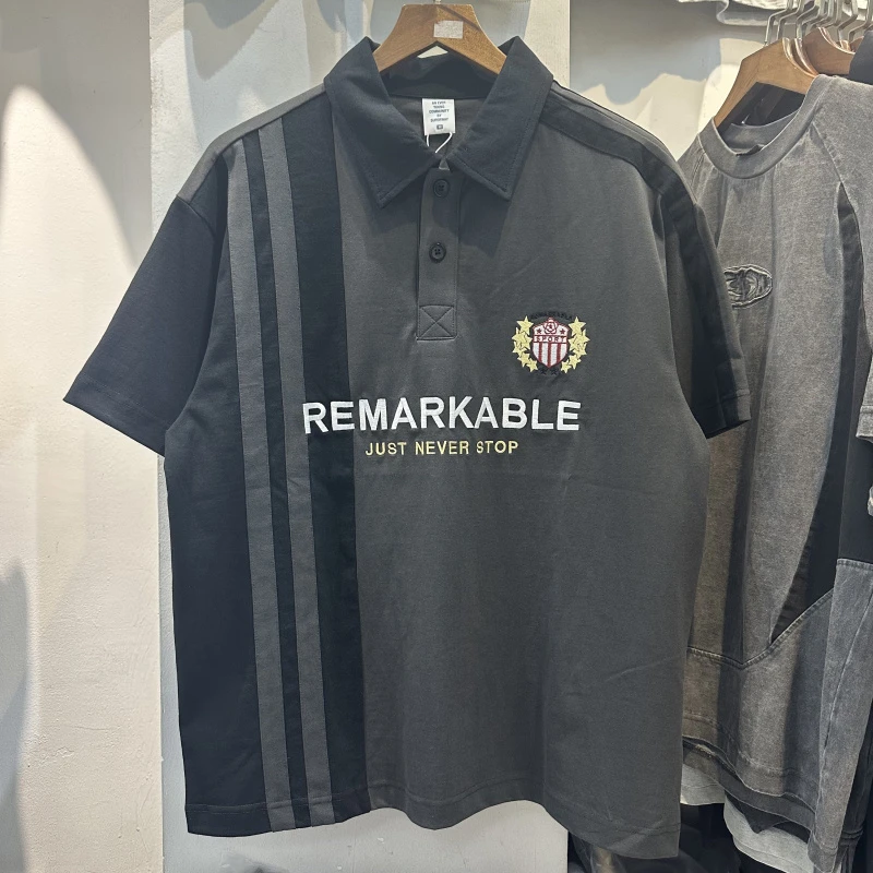

Chest Embroidery Badge Splice Color Neck Stripe Polo Shirt Red Gray High Street Casual Lapel T Shirt for Men Women