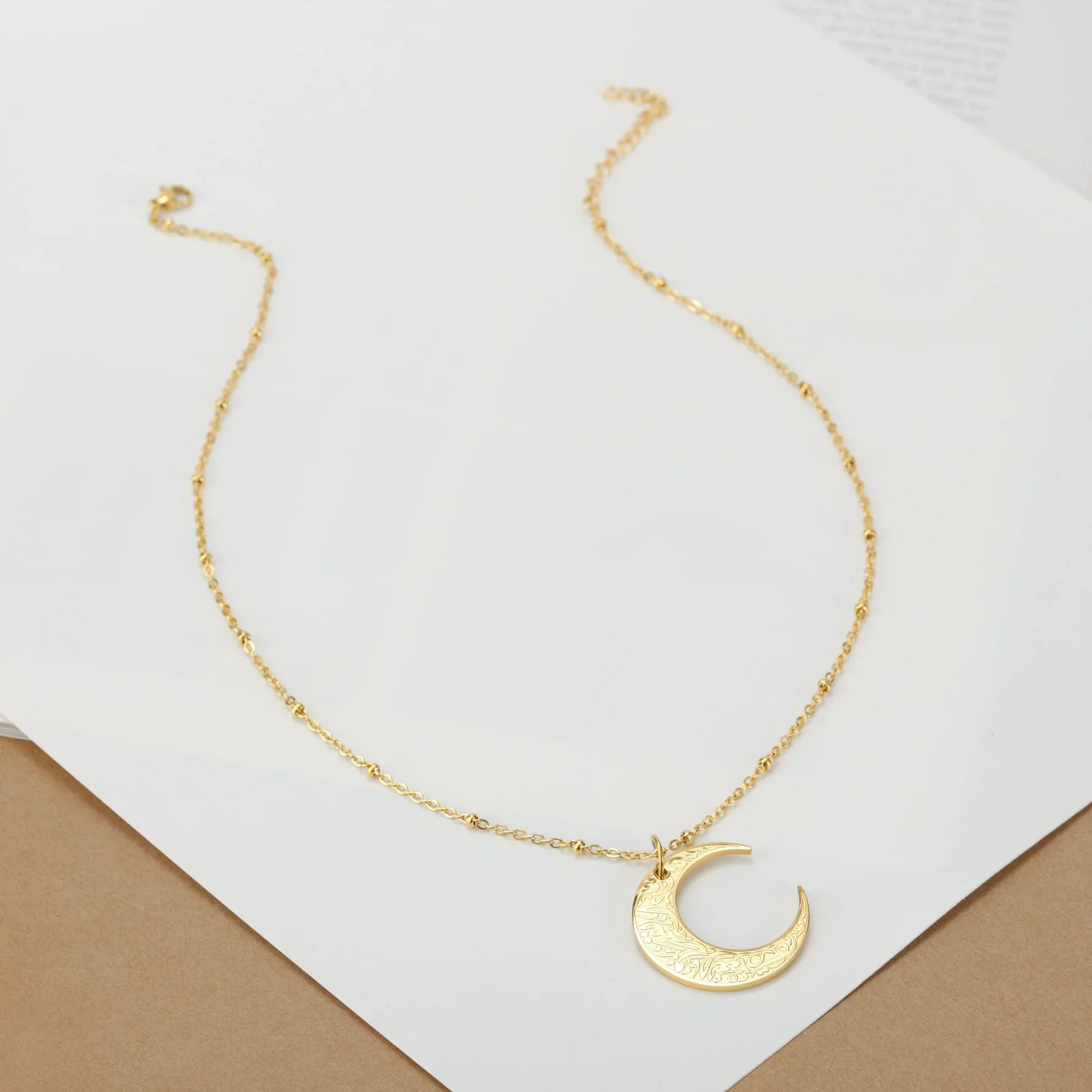 Custom Crescent Moon Islamic Calligraphy Necklace Personalized Chain Jewelry Intricate Arabic Pendant Religious Themed Necklaces