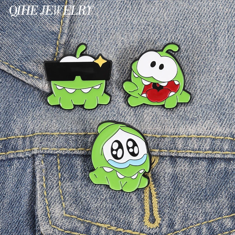 Broche Om Nom, Pin Esmaltado de Metal con Personaje de Juego Lindo Monstruo Verde, Insignia para Mochila y Solapa, Joyería Divertida, Regalo para Fans y Amigos