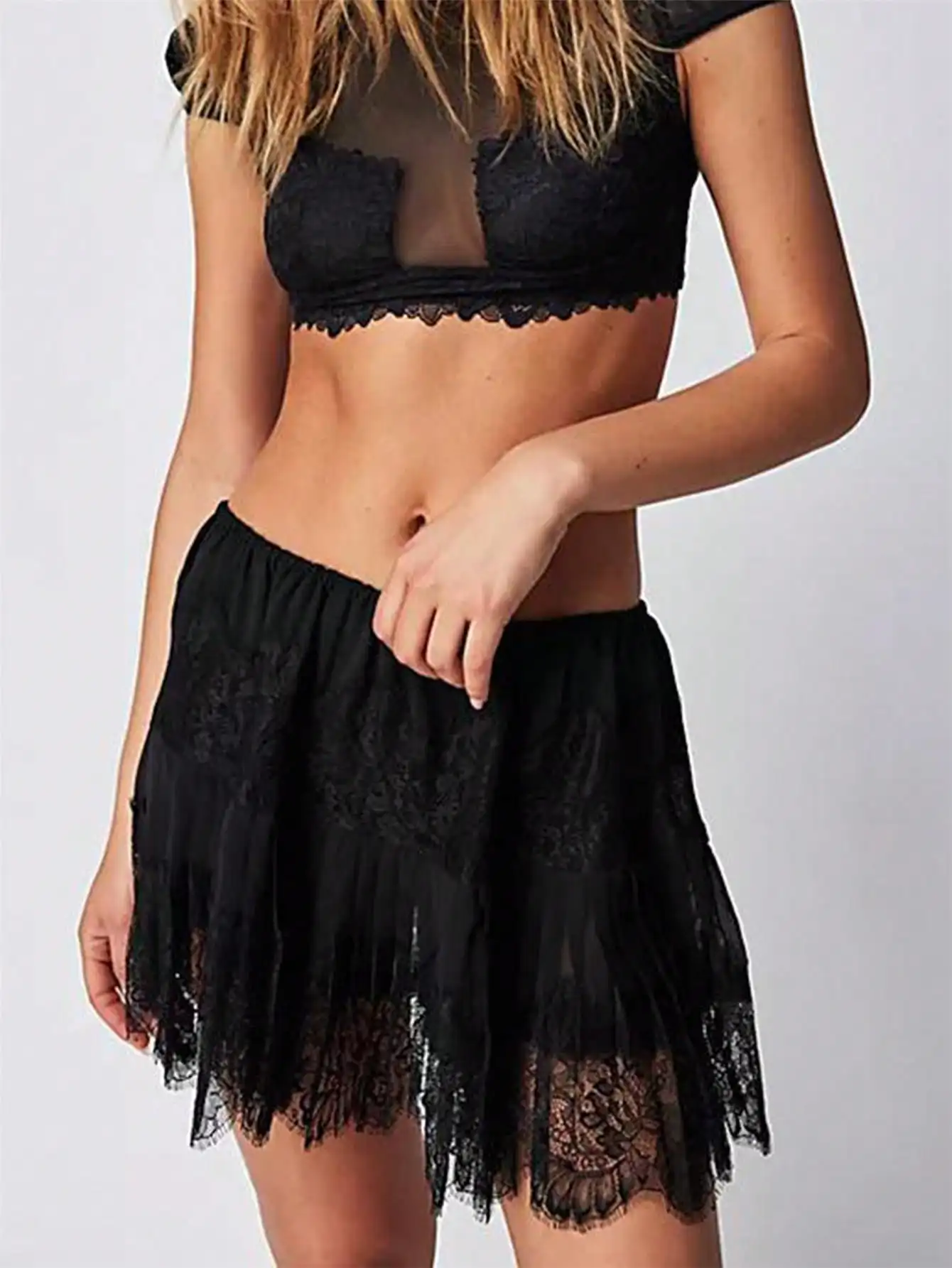 

Черная кружевная многоярусная мини-юбка с рюшами по подолу и прозрачной накладкой