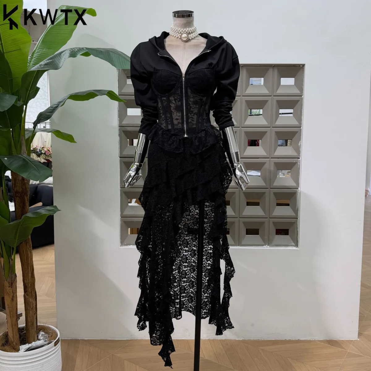 

Роскошное женское черное готическое платье 2026 года, асимметричное миди-платье с капюшоном, кружевным корсетом и оборками, в минималистичном современном стиле, для вечеринок