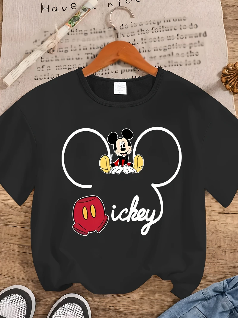 디즈니 패턴 티셔츠는 일상복으로 적합합니다. 원단은 편안하고 부드러우며 세탁기 사용이 가능합니다.