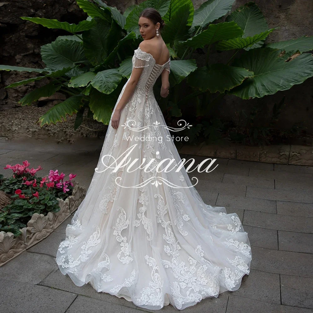Abito da sposa personalizzato Aviana con spalle scoperte maniche corte in pizzo ricamato in tulle lungo strascico lungo fino al pavimento elegante romantico