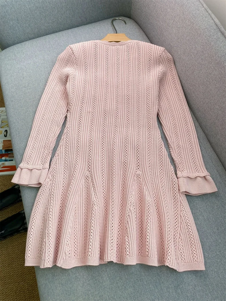 فستان محبوك بأكمام واسعة ورقبة على شكل حرف V وردي، أنيق وأنيق. فستان نسائي على شكل حرف A مرصع بالألماس وزر مطرز بالخرز #6