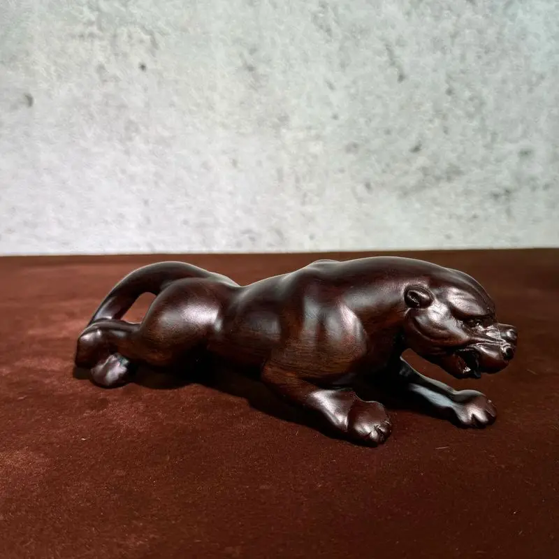 Rosewood carving Bursting all along the way Leopard craft ornaments, hand-held decorative pieces, home redwood decorations whole