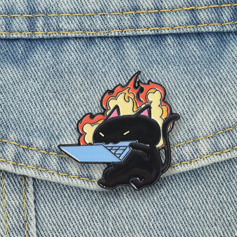 Wütende schwarze Katze Emaille-Pins – Feuer-Laptop-Broschen, chaotische Meme-Reversnadeln, lustige Cartoon-Tier-Schmuck-Accessoires, Geschenke für Freunde